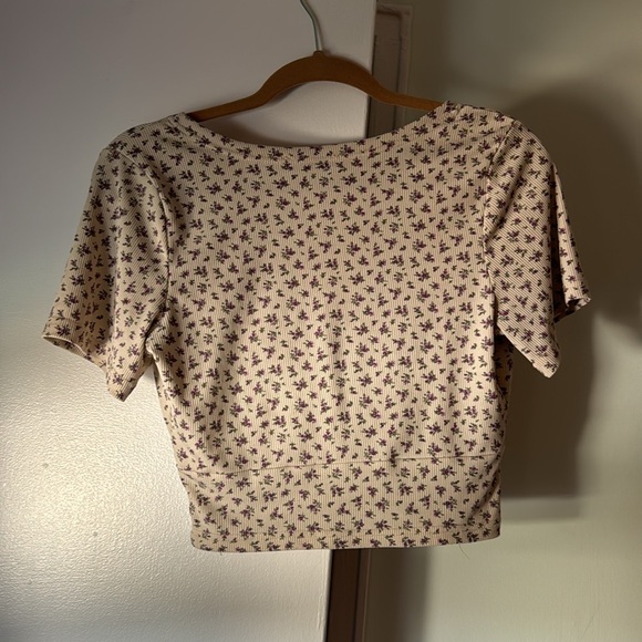Cropped short sleeve shirt with floral design pattern - Picture 2 of 2